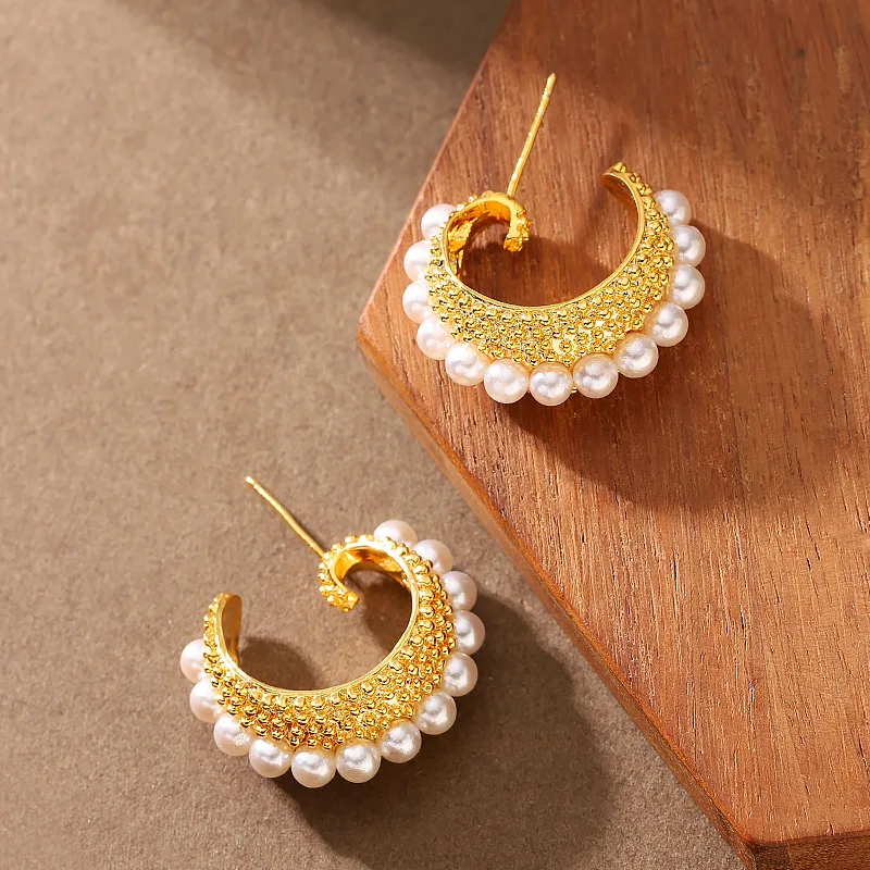 

Fashionable, gentle and delicate, small fragrance style C-shaped pearl earrings, niche light luxury commuting earrings