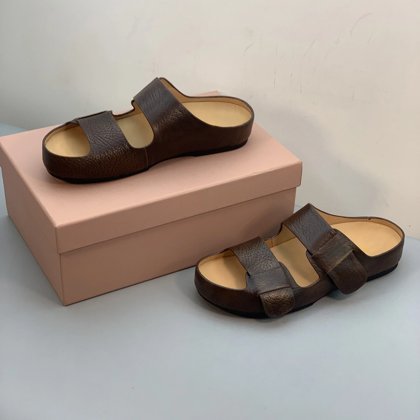 Sandalias de cuero desgastado para mujer 2026, sandalias de una tira con suela suave, pantuflas de playa con plataforma vintage. Compre Hoy