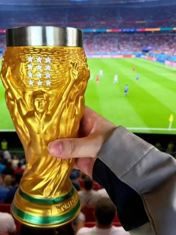

Gold Resin Relief Soccer Beer Mug Creative Bar Decorations Barbecue Party Essential Stainless Steel Handle Cup
