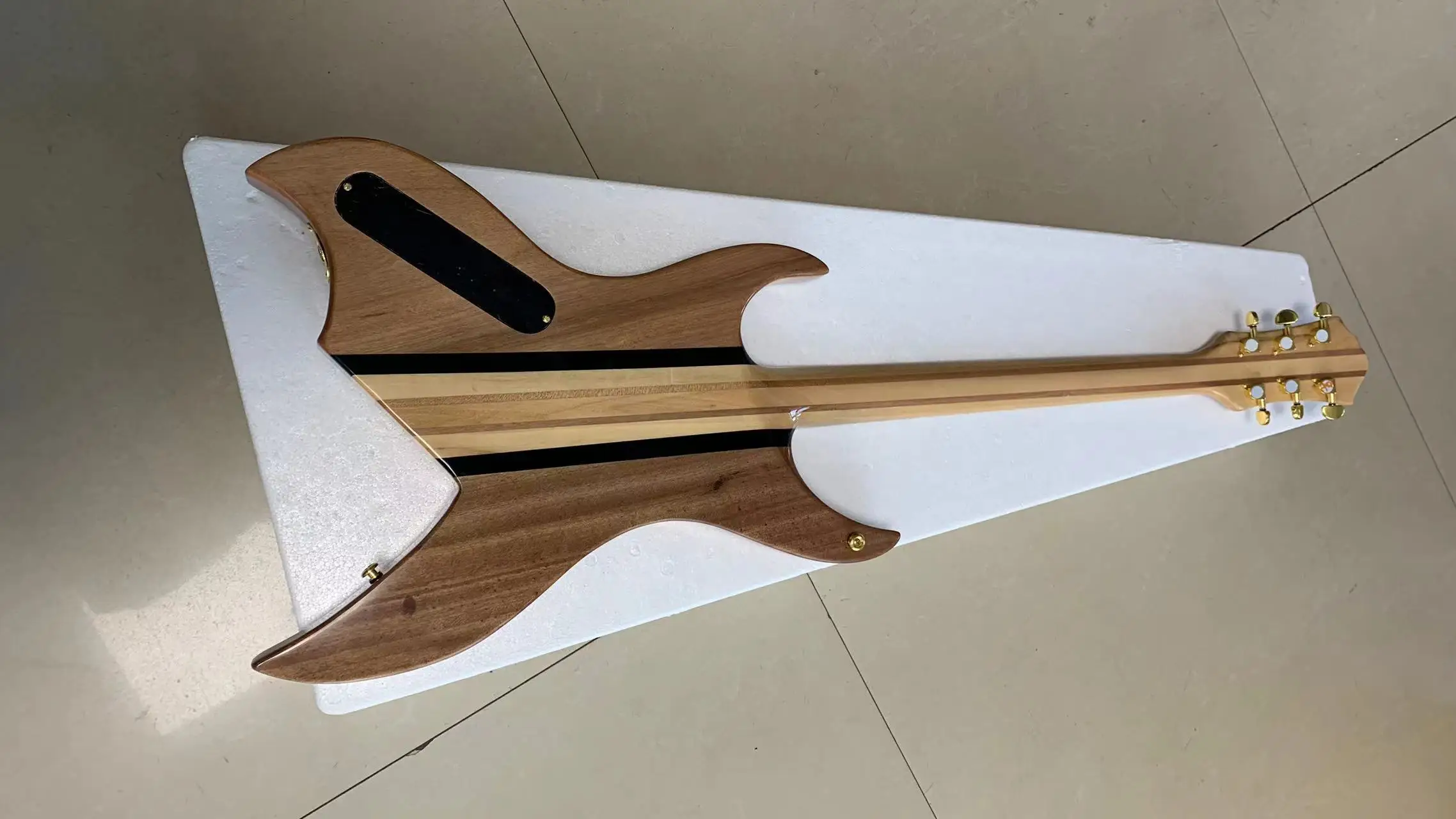 2023 new shaped electric guitar, whole body design, wood wood color, free shipping