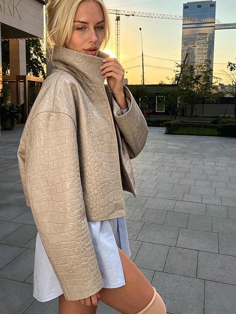 Minimalistische geprägte Kunstlederjacke für Damen, weiß, Stehkragen, offener Schnitt, lange Ärmel, kurzer Mantel, modische Streetwear für Partys. – Detail 12