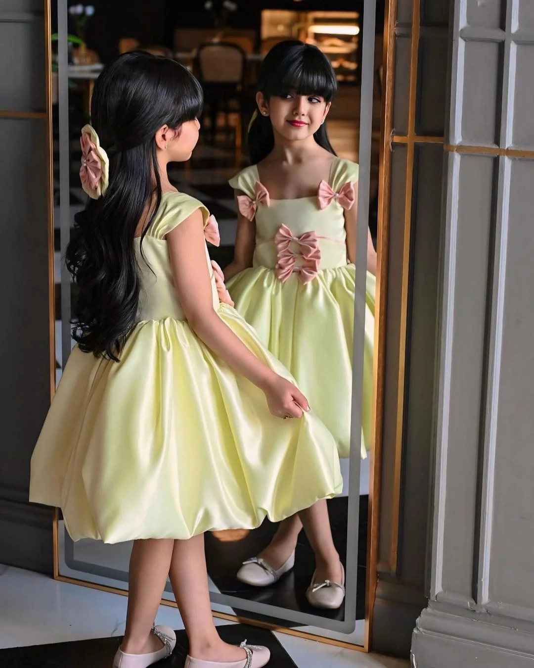 

Custom Flower Girl Dress With Pink Bow For Wediing Light Yellow Satin Sleeveless Kids Birthday Party First Communion Ball Gowns