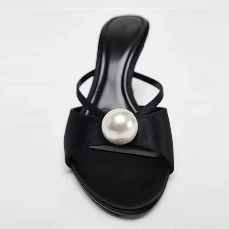 รองเท้าส้นสูงแบบสวม ผ้าซาตินหรูหรา ประดับมุก ดีไซน์เรียบหรู สำหรับผู้หญิง เหมาะสำหรับวันหยุดพักผ่อน ฤดูร้อน แฟชั่นทันสมัย