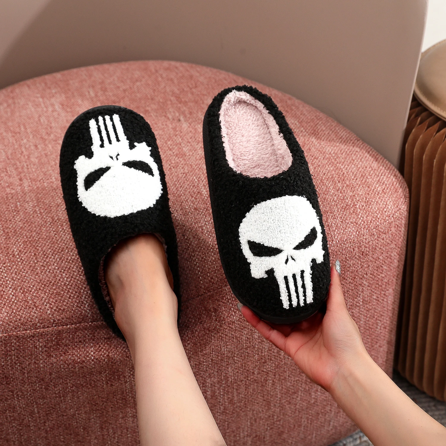 Punisher Skull Pattern fashion ricamo piattaforma per la casa imbottita pantofole in cotone di pelliccia accogliente personalità calde pantofole da