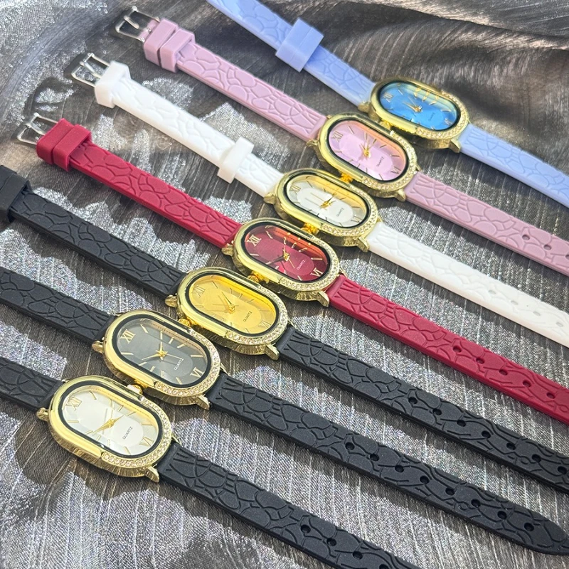 ساعة كوارتز نسائية بسيطة فاخرة 2025 طقم ألماس كاجوال تصميم فستان سوار على مدار الساعة