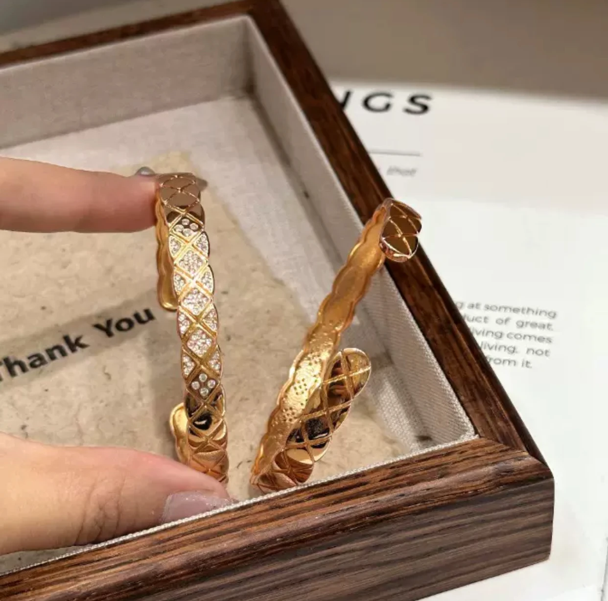 Couple bracelets High-quality, wide, luxurious design, versatile, fashionable, high-end feeling bracelets