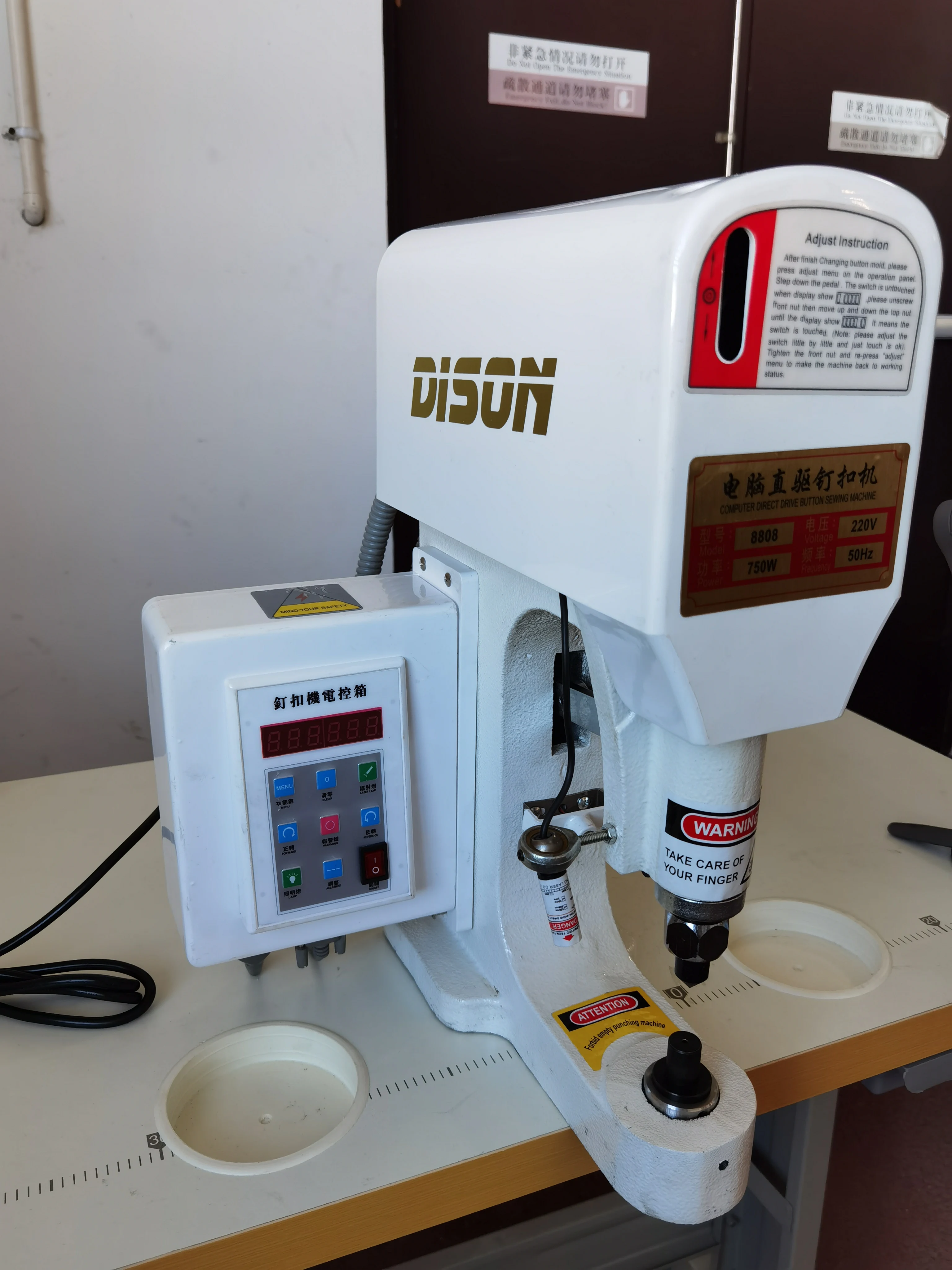 DS-8808 Automatic Eyelet Button Hole Punching Machine Pneumatic Shoe Eyelet Sewing Attaching Machine