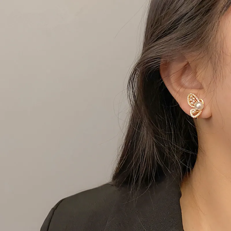 Pendientes dorados de mariposa con personalidad para mujer, aretes brillantes con incrustaciones de perlas de imitación, diamantes de imitación,