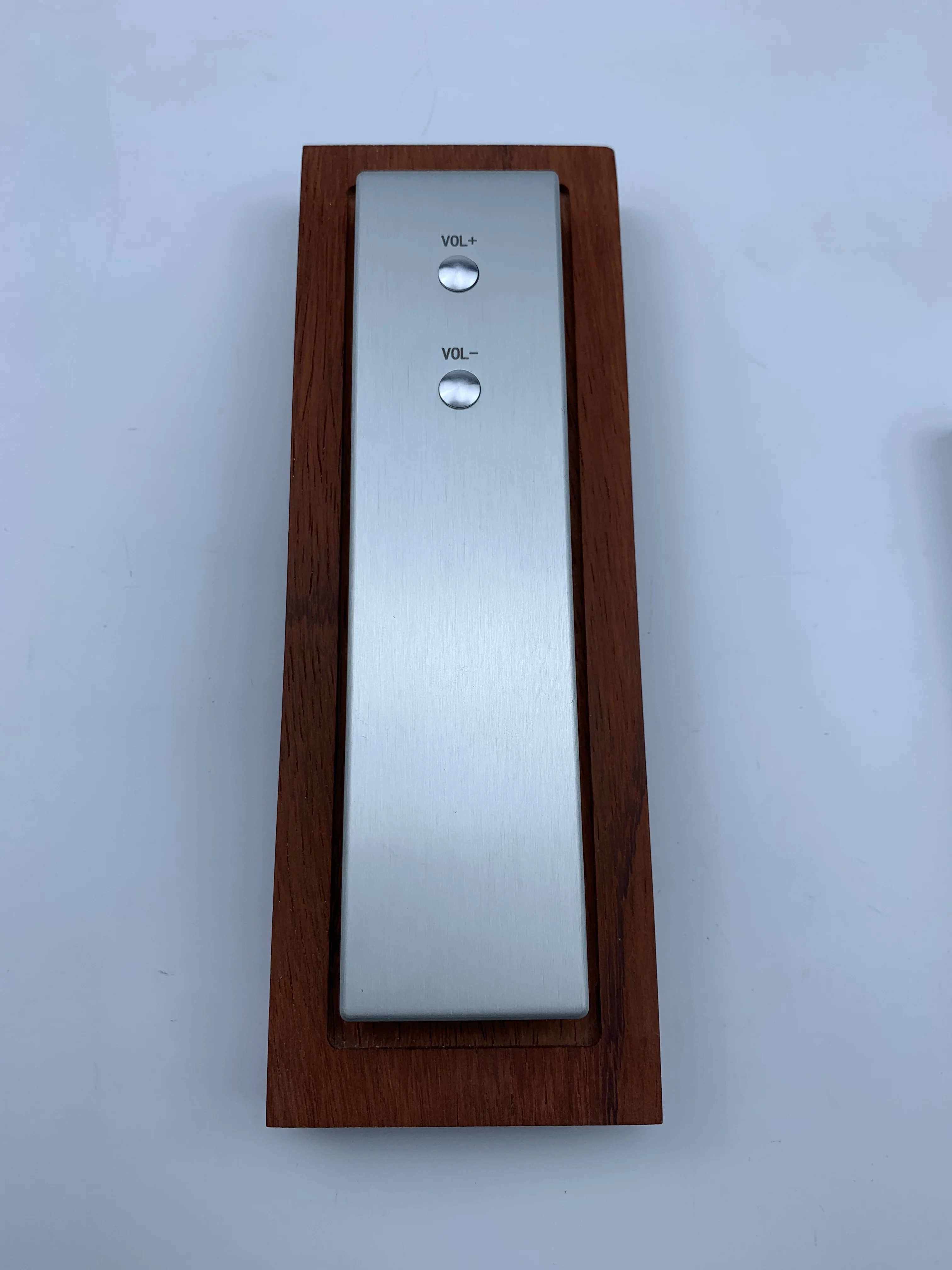 Materiaal van aluminiumlegering, infrarood signaalafstandsbediening met 2 sleutels en 3 sleutels, eenvoudige lay-out, high-end koortsstereo