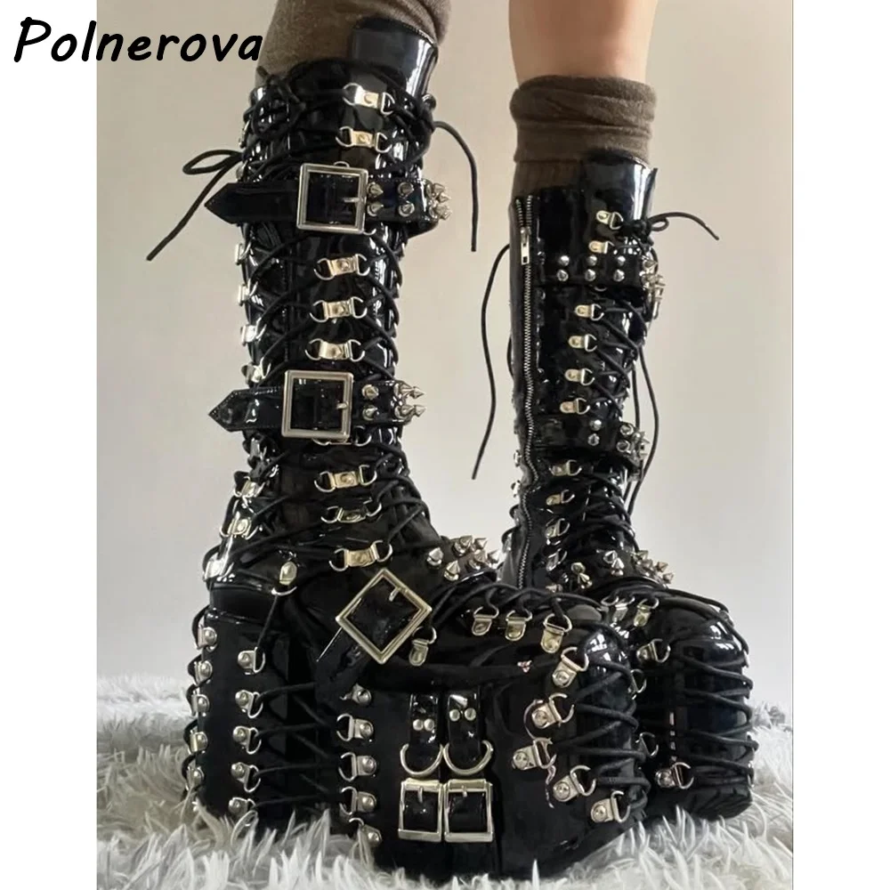 Gothic-Stiefel mit Spikes und Schnallen, Plateau-Kampfstiefel aus schwarzem Lackleder, Schnürstiefel mit klobigem Absatz, mittelhohe Stiefel, dunkle Punk-Rock-Lolita-Schuhe