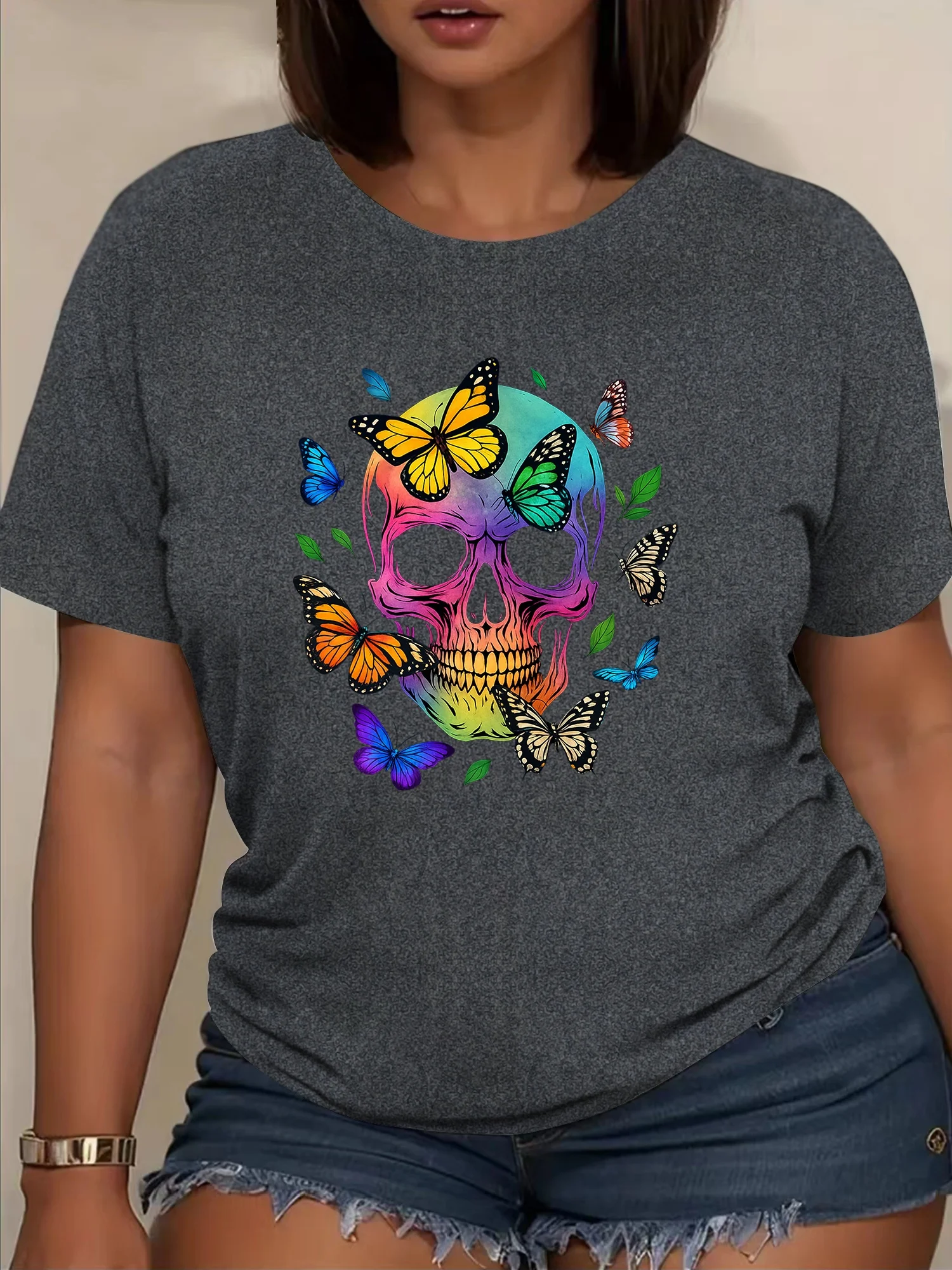 Top estampado elegante para mujer, camiseta de Halloween con mariposas y esqueletos vibrantes, perfecto para uso en verano