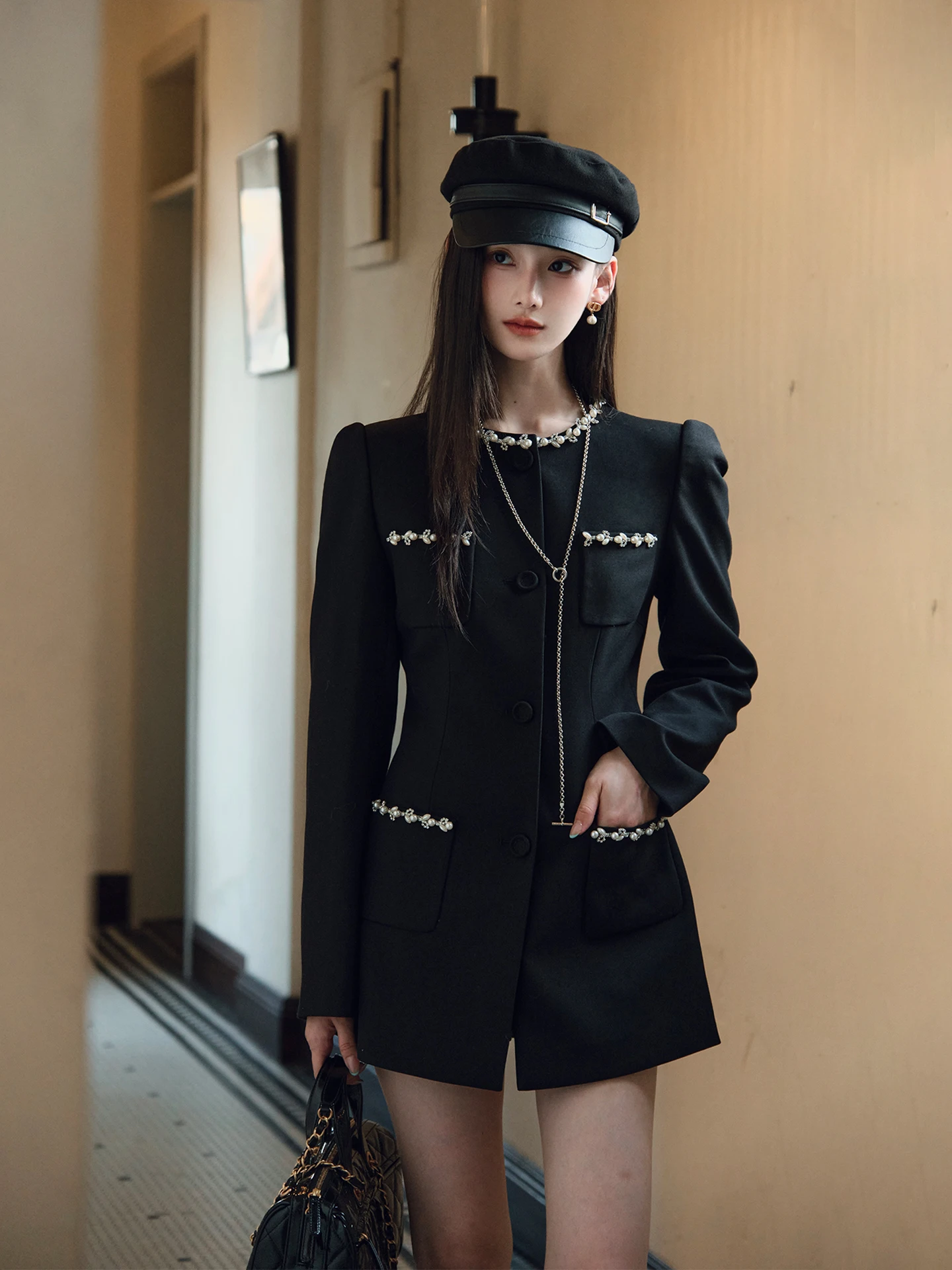 

Жилет ChillCozy Milan "Miu High nce Sensation" с индивидуальным пошивом, тяжелой вышивкой и ручной отделкой стразами, женский деловой жакет