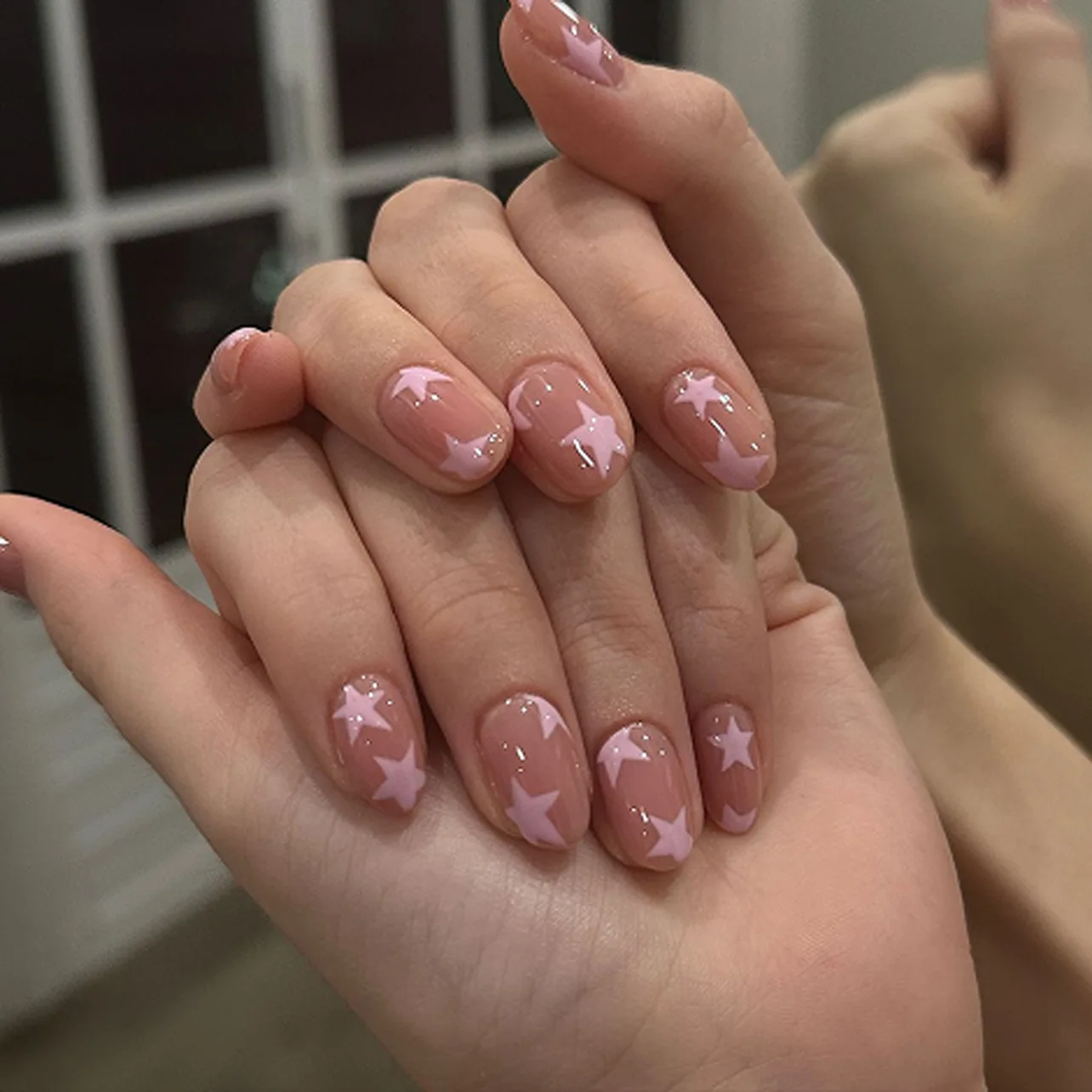 

Nude Color False Nails Pink Star Printed Y2K Girls Summer Charm Manicure Short Round Head Press on Nails Stick-on Fake Nails