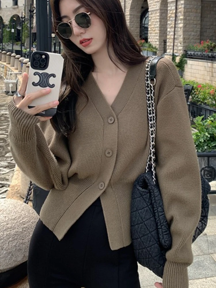 เสื้อคาร์ดิแกนถักทรงเข้ารูป ดีไซน์เฉพาะตัว ไม่ซ้ำใคร สไตล์ลำลอง สำหรับฤดูใบไม้ร่วงและฤดูหนาว ปี 2025 ให้ลุคหรูหรา สีพื้น คอวี