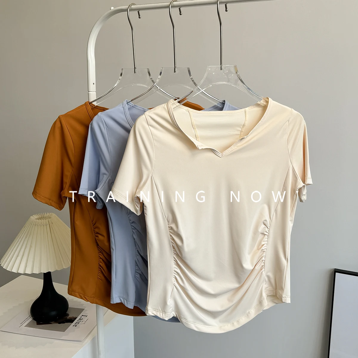 

Свободные костюмы для йоги для женщин с короткими рукавами в летних складках и утягивающие упражнения для бега, быстросохнущие топы для занятий спортом, пилатесом, фитнесом