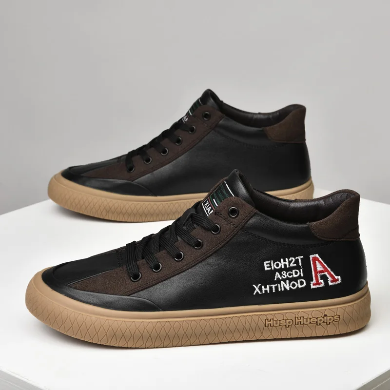 أحذية بيضاء للرجال عصرية ومريحة ذات قاع مسطح ومطرزة وخفيفة الوزن وفاخرة لزيادة الارتفاع أحذية رياضية ترفيهية