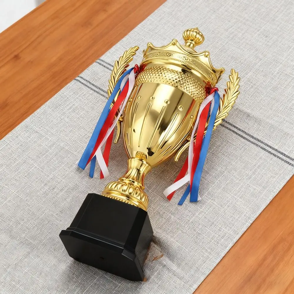

Металлическая модель Золотой трофей Награды Золотого цвета Маленький размер Призный кубок с крышкой Пластиковая модель Спортивные игры Приз победителя трофея