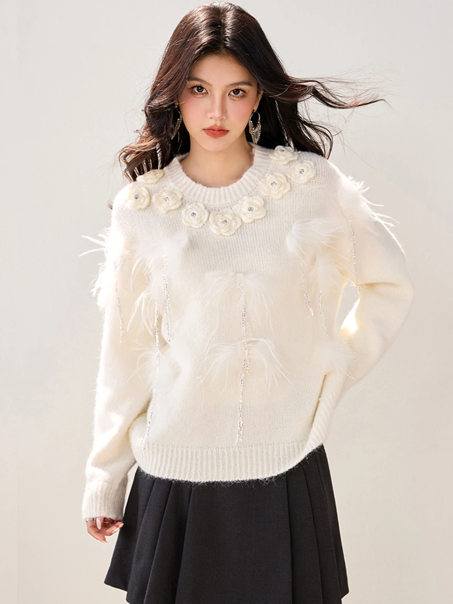 2025 Maglione invernale con perline per unghie con piume Maglione lavorato a maglia a maniche lunghe con cappuccio dolce e temperamento del vento delicato da donna