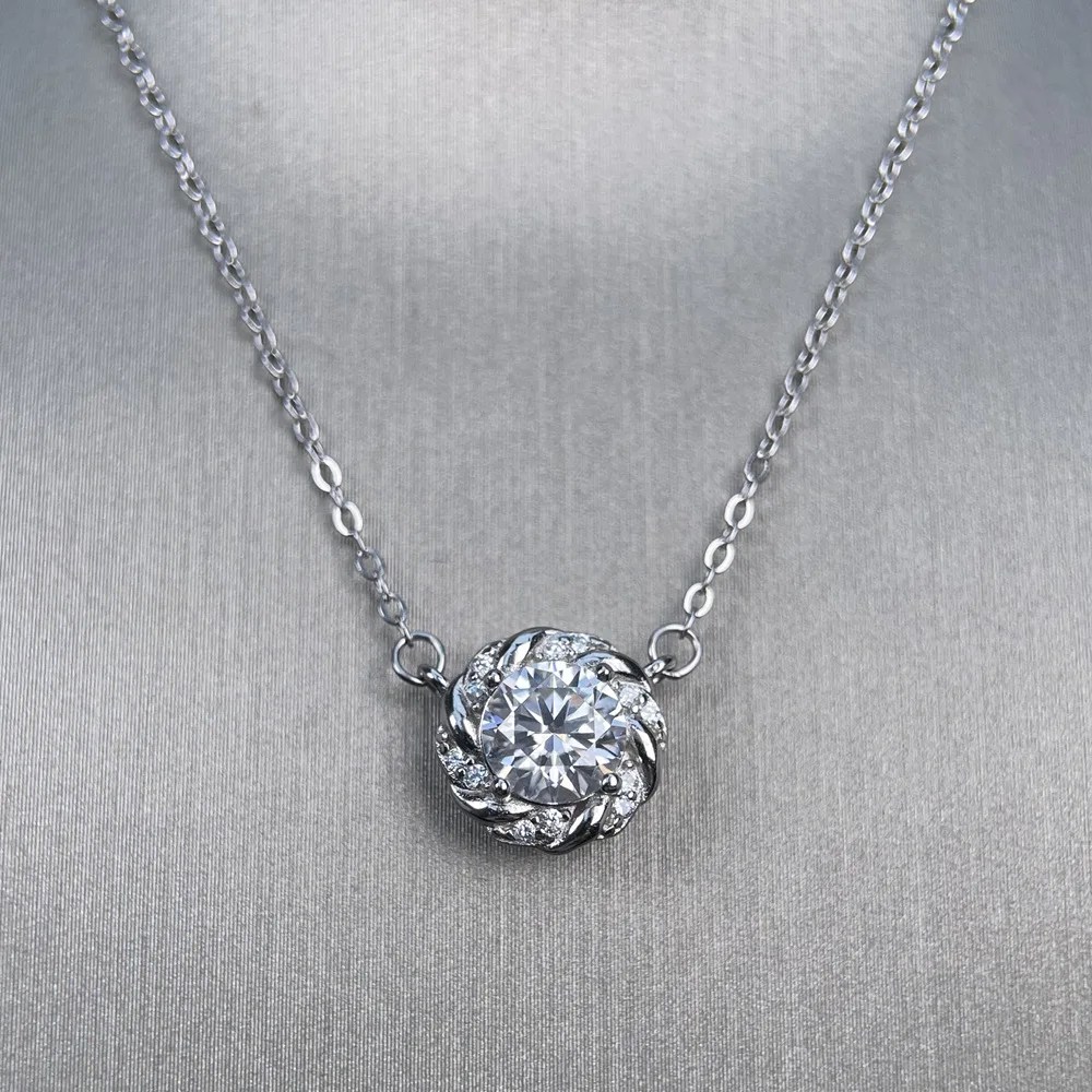 قلادة S925 مطلية بالروديوم 0.8 قيراط دائرية على شكل حرف D على شكل قلوب وسهام مويسانيتي للنساء - هدية أنيقة معتمدة من GRA.