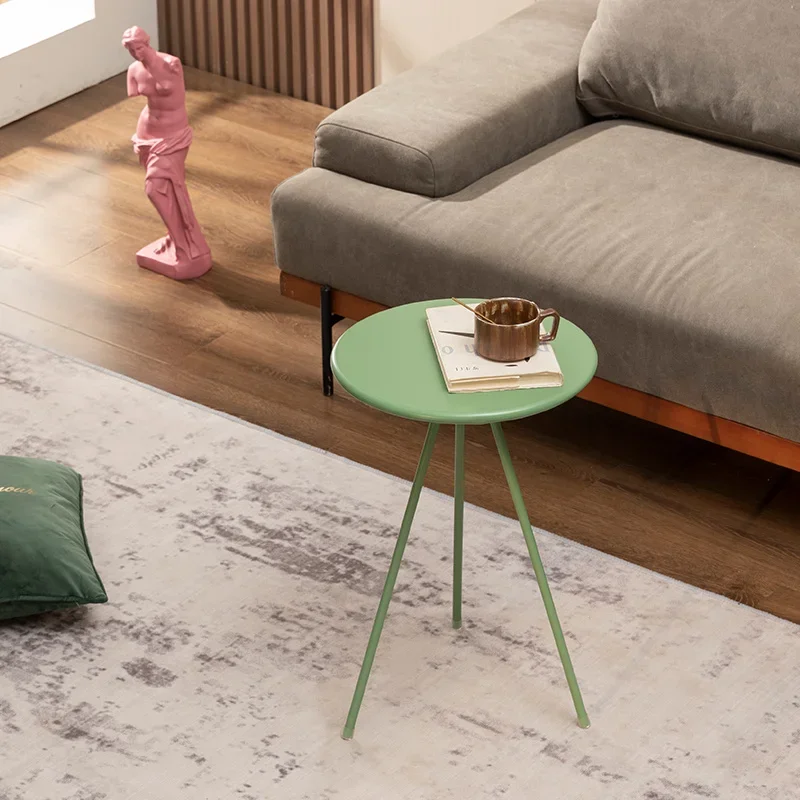 طاولة فنية حلوة، شرفة حديثة، طاولة معدنية مستديرة، طاولة أنيقة بجانب السرير لغرفة النوم وديكور أحمر شبكي أنيق