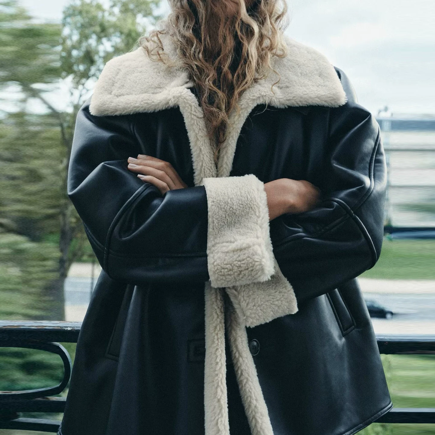 Elegancki, casualowy płaszcz ze skóry naturalnej z futrem, jesień 2025, damski, premium, odzież wierzchnia, osobowość, dojazdy do pracy, szybki.