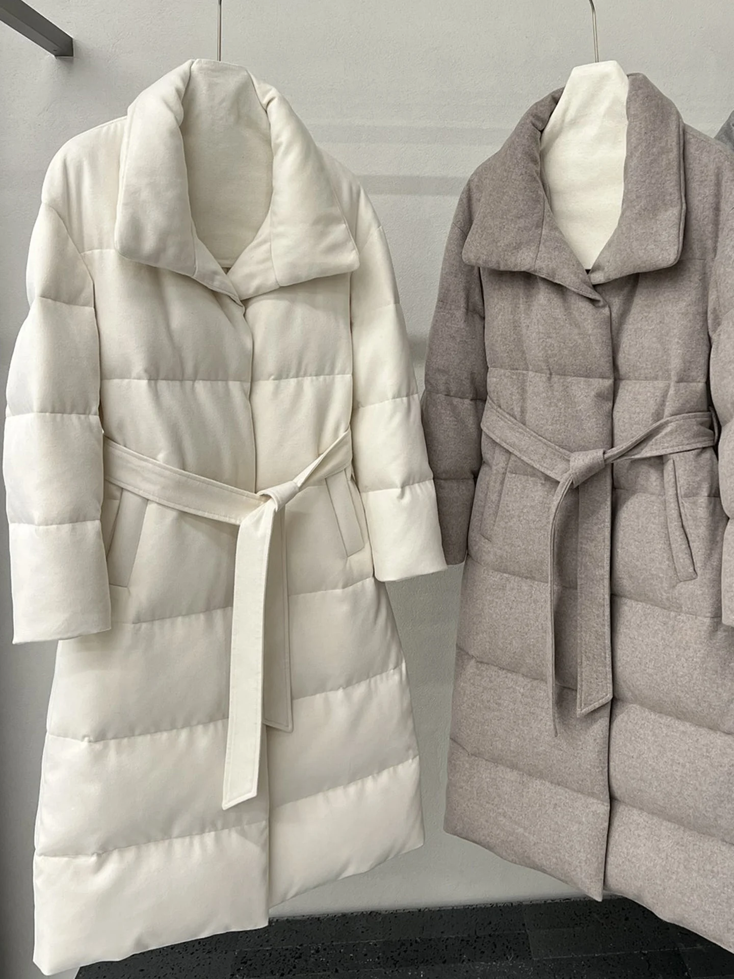 

New Autumn/Winter High-Quality Fashion Long Down Jacket For Women, Slimming And Over-The-Knee Coat.