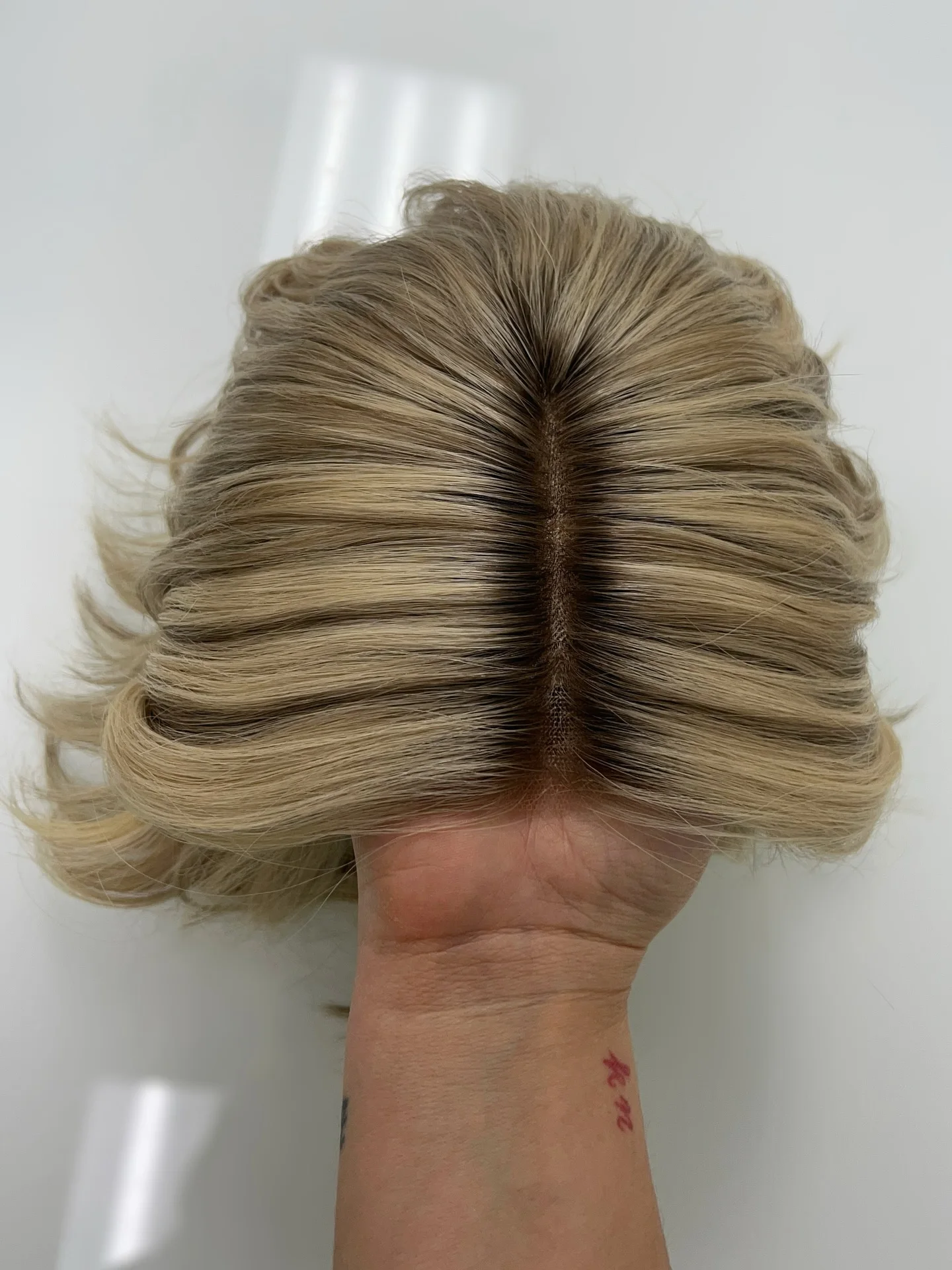 12 Inches Ombre Warm Blonde Full Wigs Realistic Look Natural Hairline Short Loose Wave Synthetic Lace Frontal Wigs Daily Used
