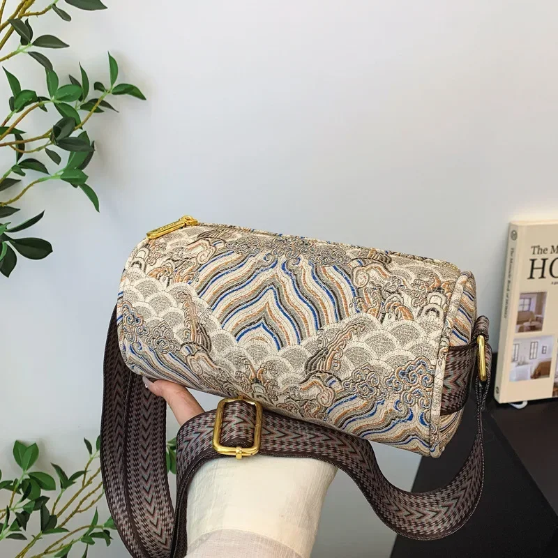 2025 New Bag High Appearance Level Leather Embroidery Casual Oblique Span Bag French Single Shoulder Cylinder Bag