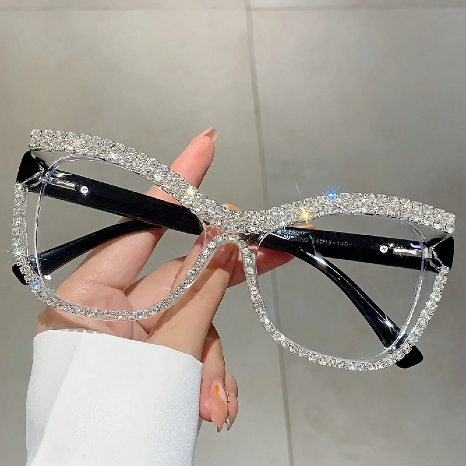

A Pair Of Women's Fashion Cat-Eye Flat Glasses With Rhinestone Decoration Suitable For Daily Outings And Parties