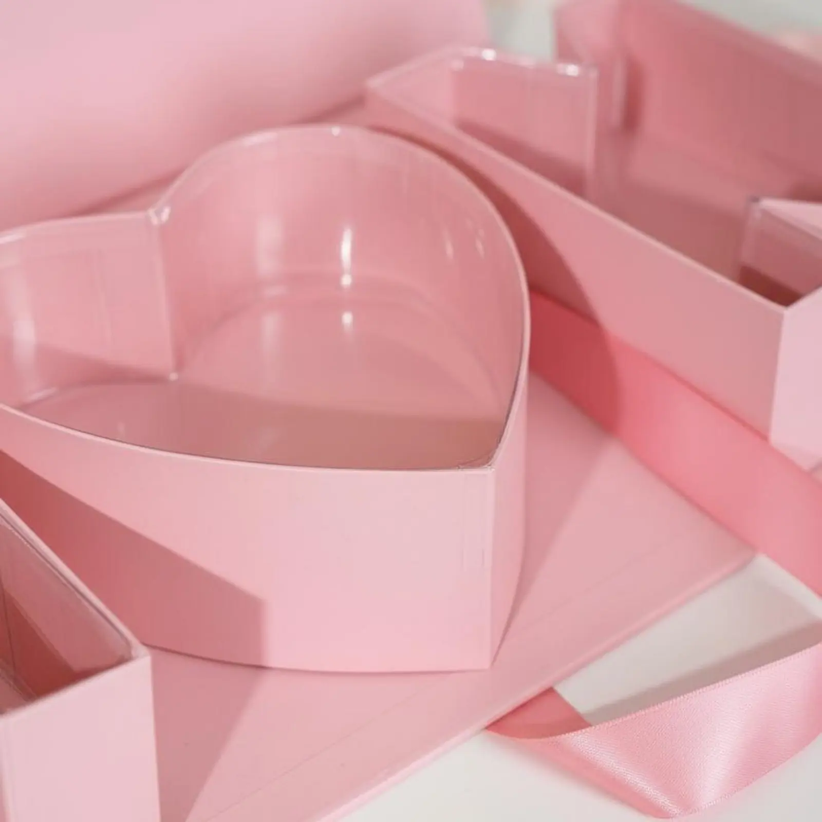 

Подарочная коробка для цветов ко Дню матери без упаковки, с надписью MOM, в форме буквы MOM, с лентой для закрытия, для юбилеев