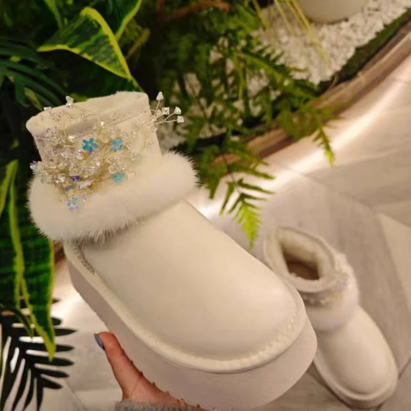 

Handcrafted custom flower-beaded thickened women's boots, large white fur one-piece thick-soled snow boots 35-40