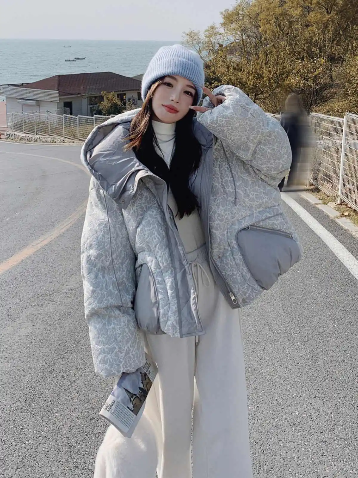 Cinza claro impresso com capuz jaqueta de inverno feminino novo coreano grosso quente curto pato branco para baixo casaco zíper fivela escondida estilo