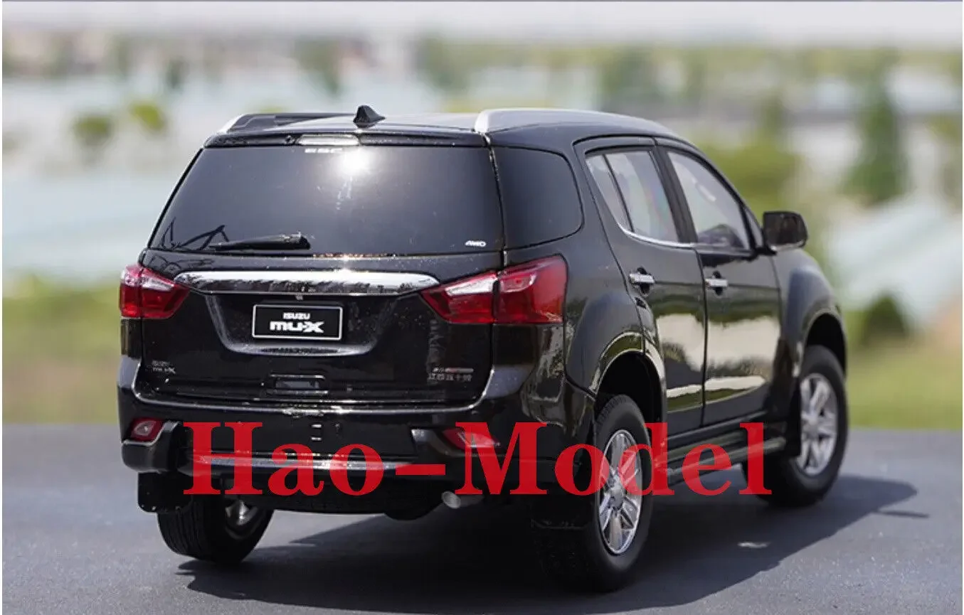 1:18สำหรับ Isuzu MU-X MUX โมเดลรถโลหะเด็กหญิงเด็กชายของเล่นเด็กของขวัญงานอดิเรกของสะสมสีดำ