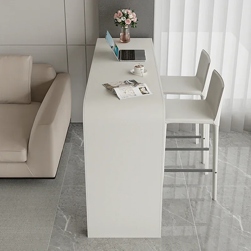 Moderner, minimalistischer Couchtisch mit hohem Leg