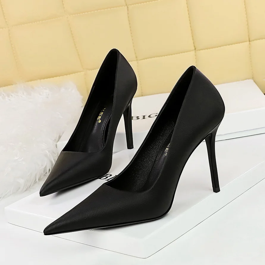 

Fashionable And Sexy Nightclub Slimming Banquet High Women's Thin Heels Shallow Mouth Pointed Single Shoes new pattern Pumps