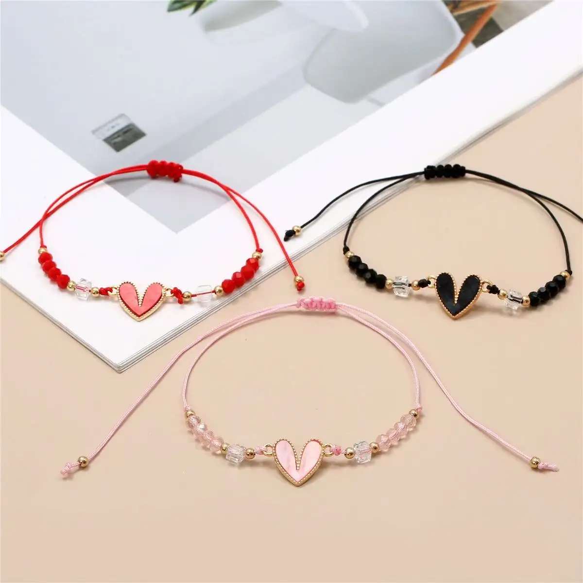 مجموعة مكونة من 12 قطعة من سوار قابل للتعديل منسوج يدويًا على شكل قلب ومطرز بالكريستال متعدد الألوان للنساء