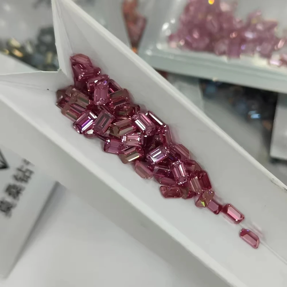 

Розовый свободный муассанит изумрудной огранки небольшого размера 3x5 мм