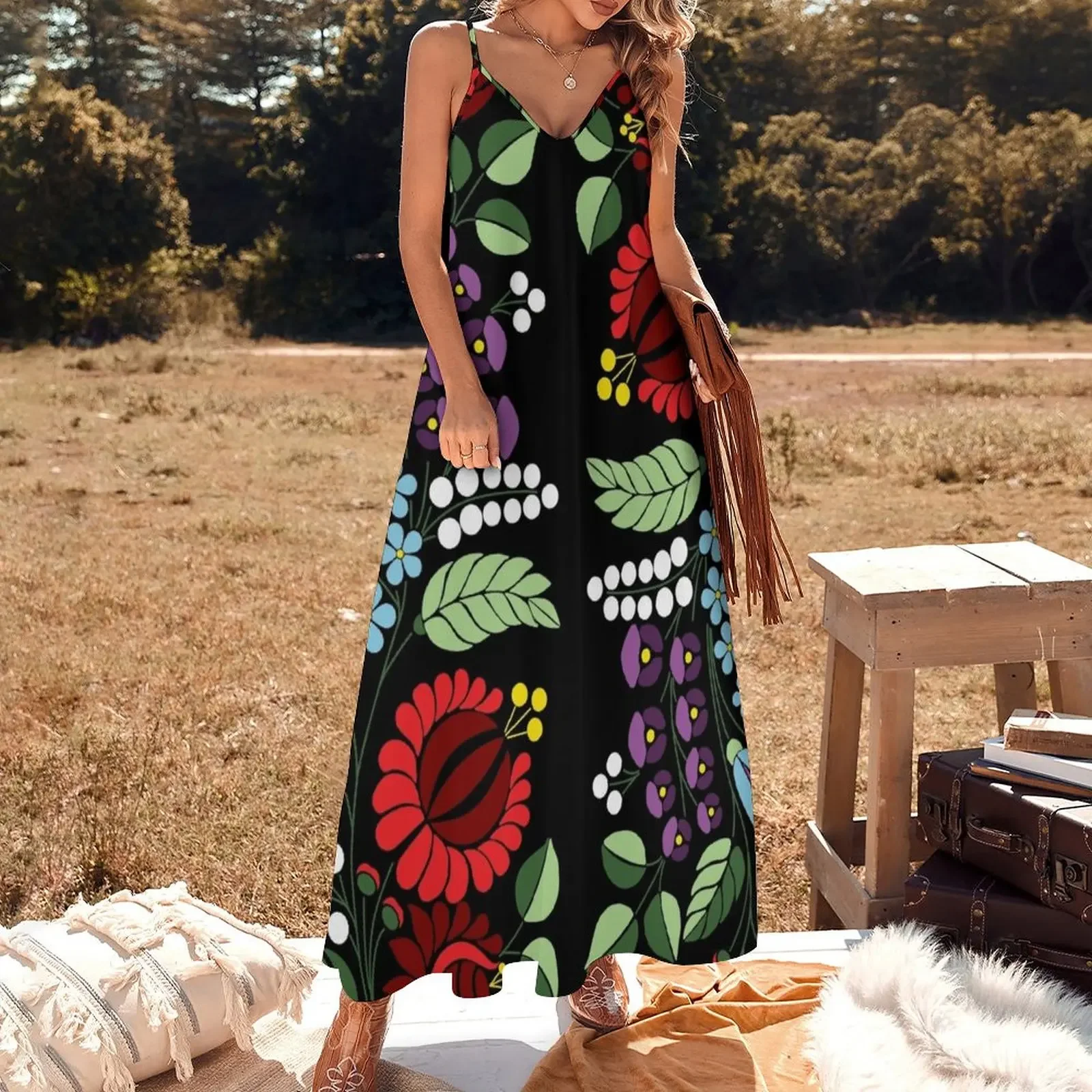 Vestido sem mangas Kalocsa com flores, cores brilhantes, fundo preto, pena longa