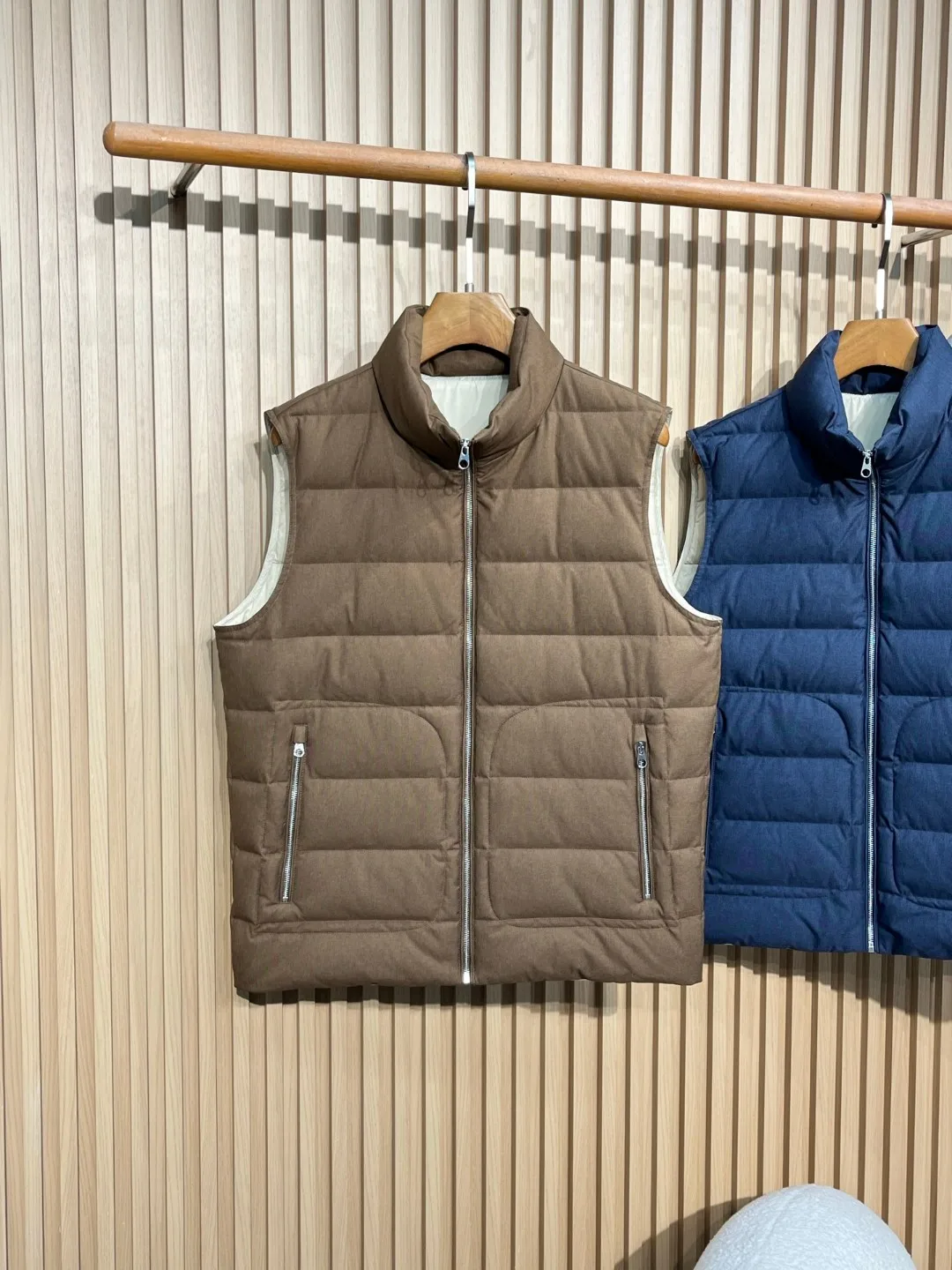 

Faionable Urban Men's down Vest Lightweight Du down Padded Jaet Loose Fit Youth Casual Winter Zipper Closure Color