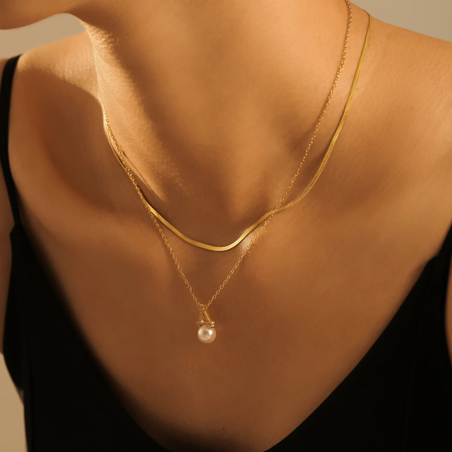 A New Style of Triangular Diamond-Encrusted High-Gloss Shell Beads, Electroplated Simple Style Collarbone Light Luxury Pendant Necklace