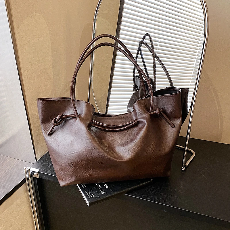 

2026 модная новая однотонная популярная сумка-тоут из искусственной кожи большой вместимости, простая и универсальная женская сумка через плечо высокого качества