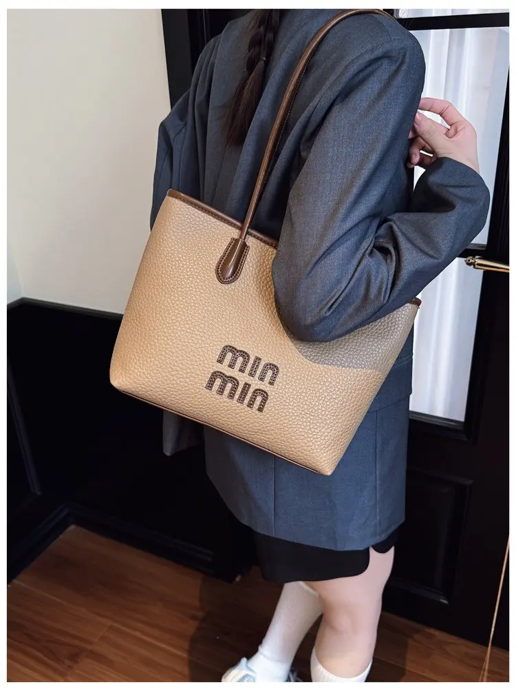 

Stylish Ladies Messenger Bag Made Of Comet-Patterned Leather Boasting High-End Iceland Vintage Spacious Soft Look