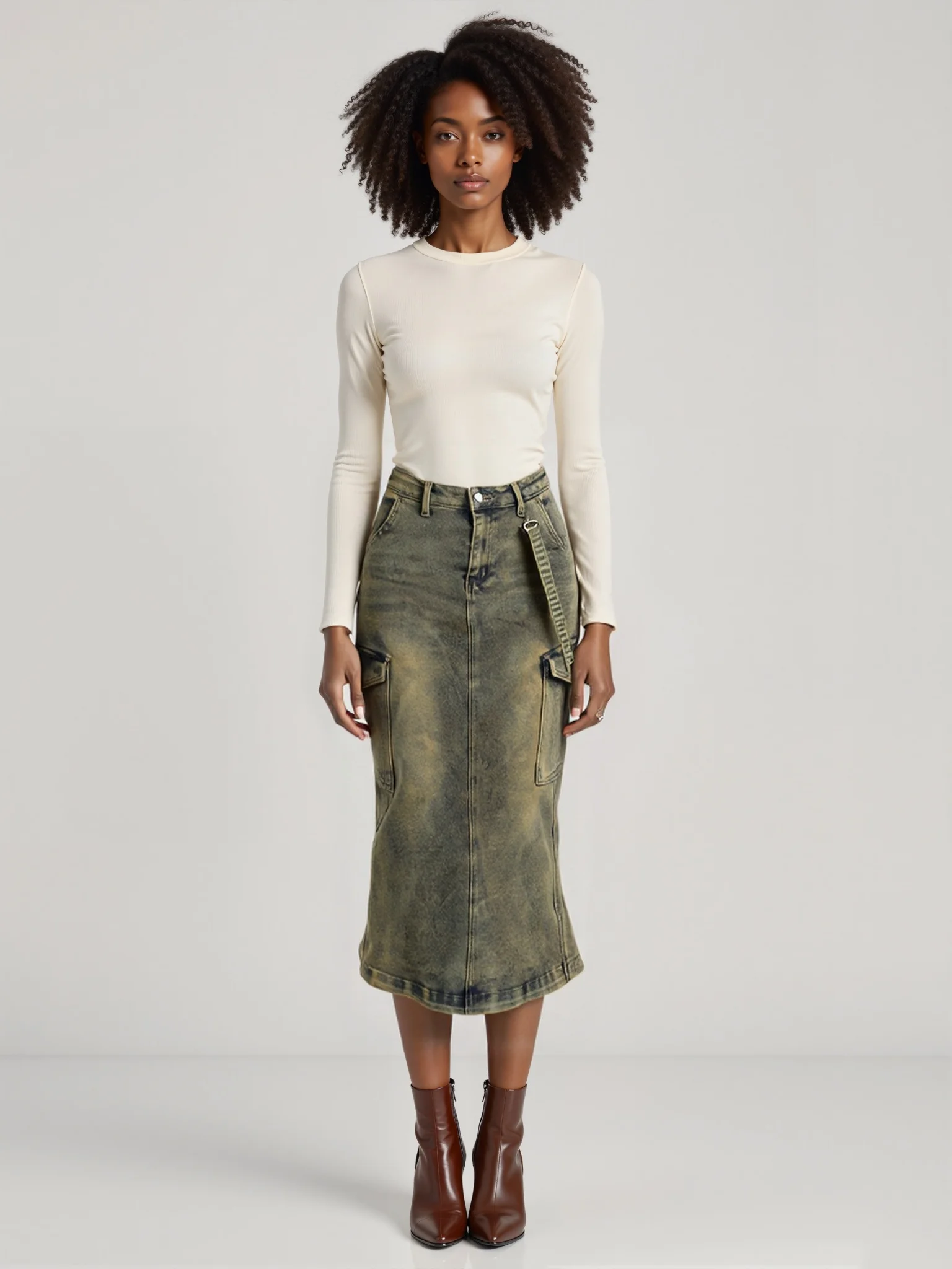 Damska spódnica midi cargo z denimu vintage, sprany, z wysokim stanem, o prostym kroju, streetwearowa, z kieszeniami typu utility, codzienna moda, element do stylizacji.