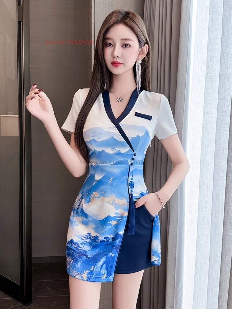 2025 فستان ملهى ليلي صيني شيونغسام فستان تشيباو الوطني المطبوع بالزهور + مجموعة تي شيرتات قصيرة للأطفال فندق سبا فستان العمل زي التجميل