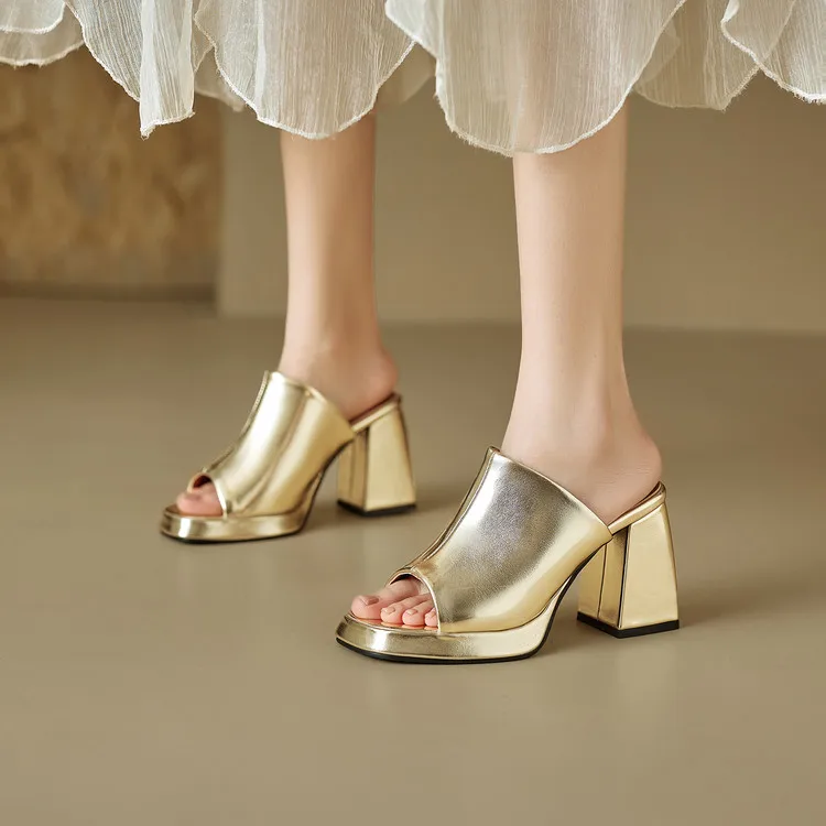 In The Summer of 2026, The New Women's High-heeled Sandals Are Open-toed, and The Simple and Comfortable Slippers Are 32-46. view 4