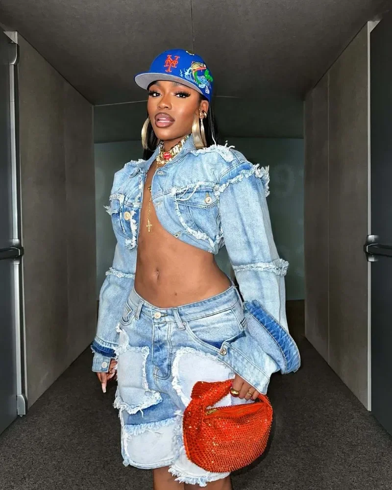 

Джинсовый комплект из 2 предметов в стиле ретро с потертыми нашивками, женские куртки с длинными рукавами, укороченные топы + прямые шорты, модные уличные джинсовые костюмы