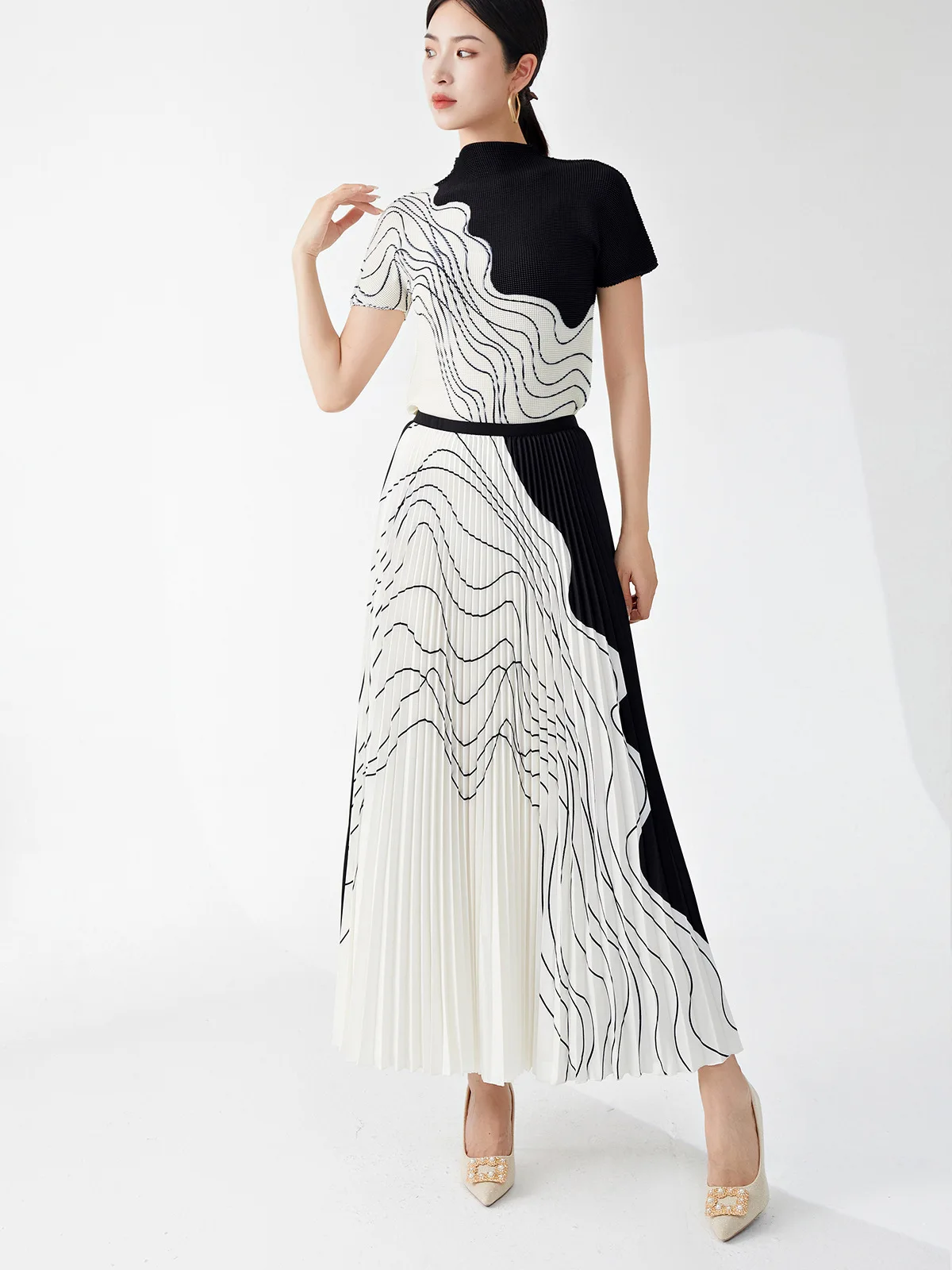 

Fashionable and high-end women's two-piece set, featuring a striped Miyake slim-fit short-sleeved T-shirt and skirt.