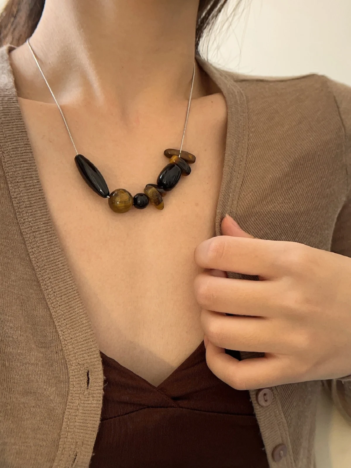 

Original Minor Design Vintage French Brown Irregular Stone Collage Thin Chain Premium Light Luxury Sweater Necklace