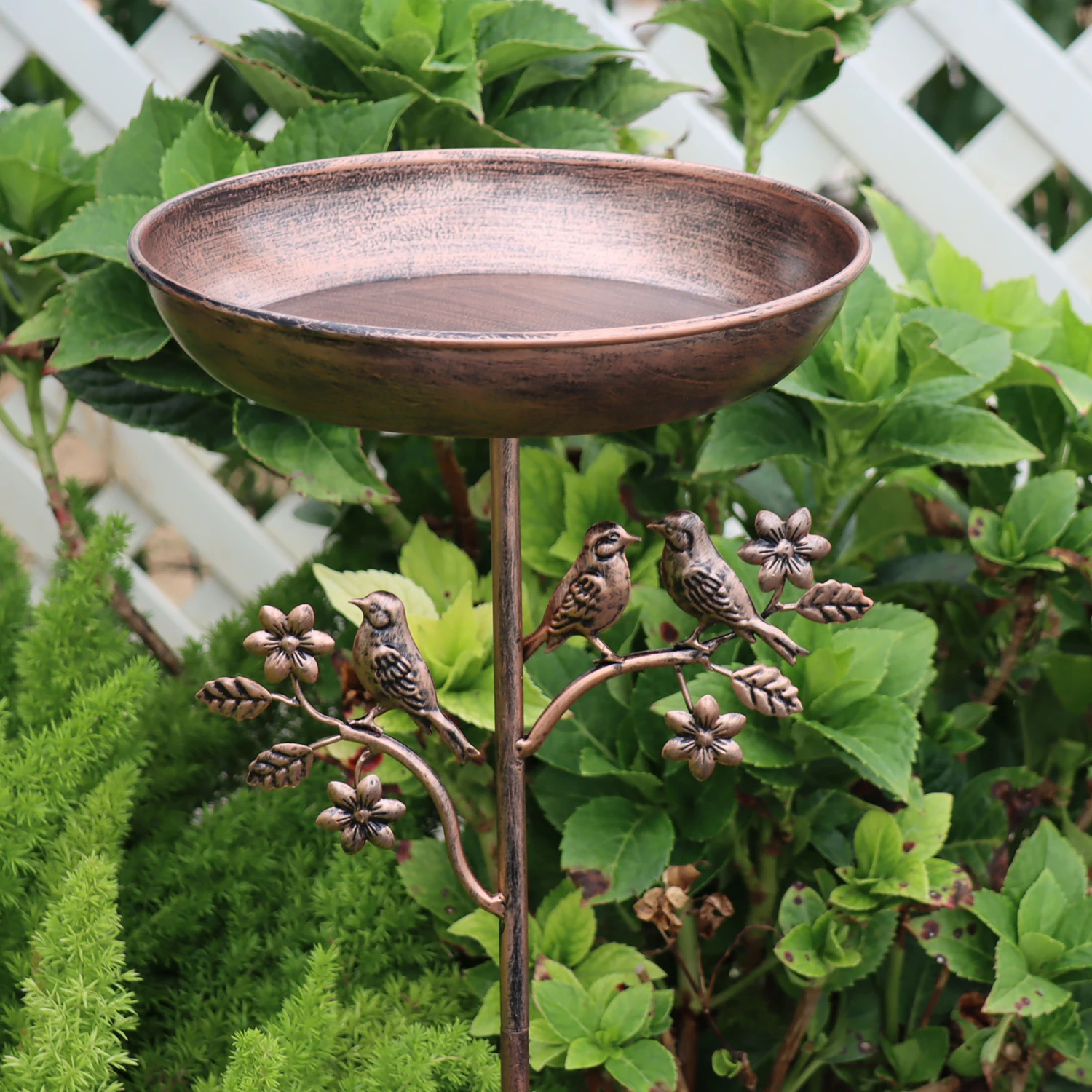 A Dual-Purpose Device That Combines a Bird Bath and Feeder, with a Vintage Copper Finish, Weather-Resistant, Suitable for Long-Term Outdoor Use Independent and Stable Structure, Quick Assembly and No Tools Required. Perfect for Attracting Wild Birds to Bathe and Forage, It Is an Elegant Decoration for Gardens, Patios, Lawns, and Terraces.