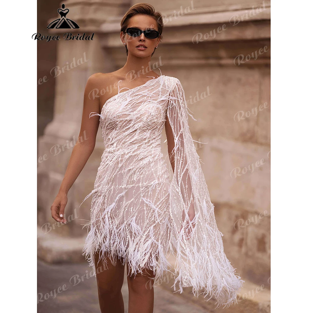 Ein-Schulter-Brautkleid mit handbestickten Federn, kurzem Rock, transparentem Mesh und asymmetrischem Ärmel, Mini-Brautkleid für den Empfang, individuell anpassbar.